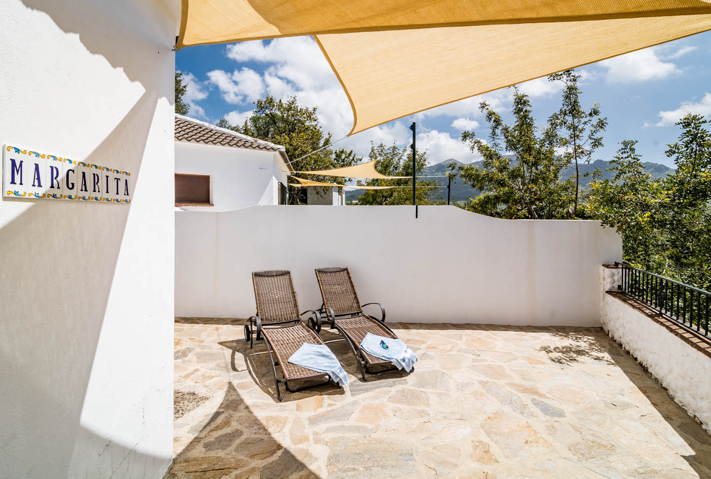 Su terraza privada tiene una parte con sombra 